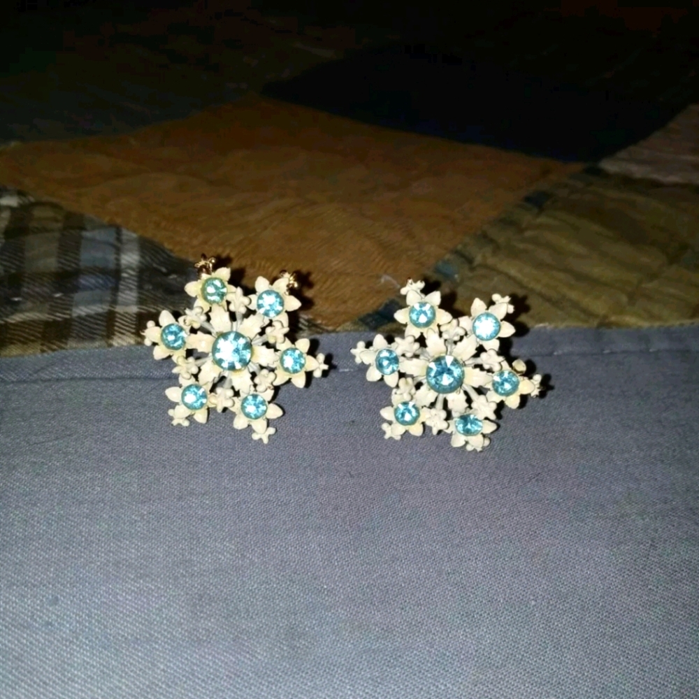 Vintage enameled white snowflake earrings